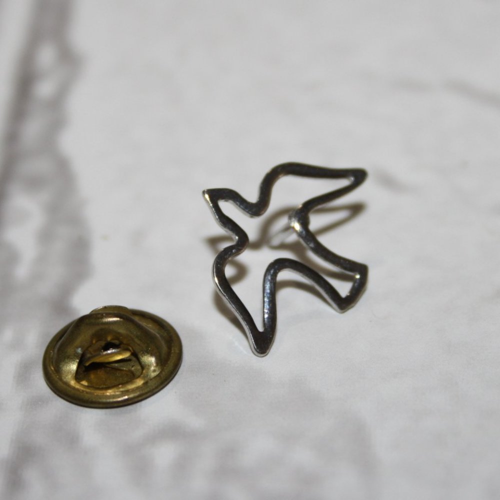 🕊️✨ Vintage Silver Dove Lapel Pin – 0.75" · Peaceful Shine · Lightweight Accent